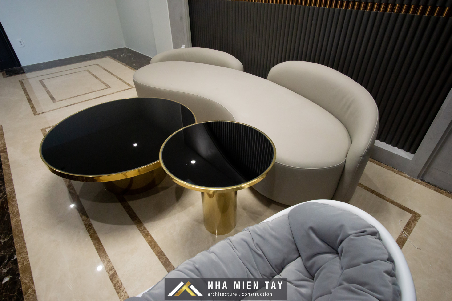 Nhà Miền Tây - Phòng khách Shophouse Vincom Xuân Khánh 11
